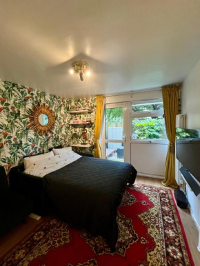 Cozy 1-BR Garden Flat For Up to 4 in East London